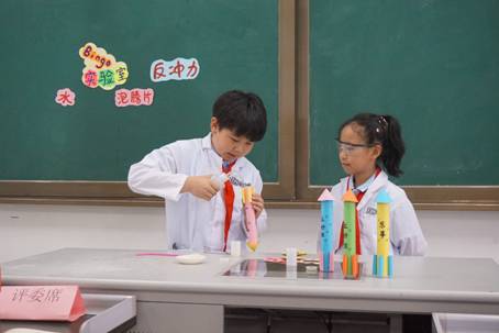 创新科学实验操作竞赛 厉害了我的小火箭